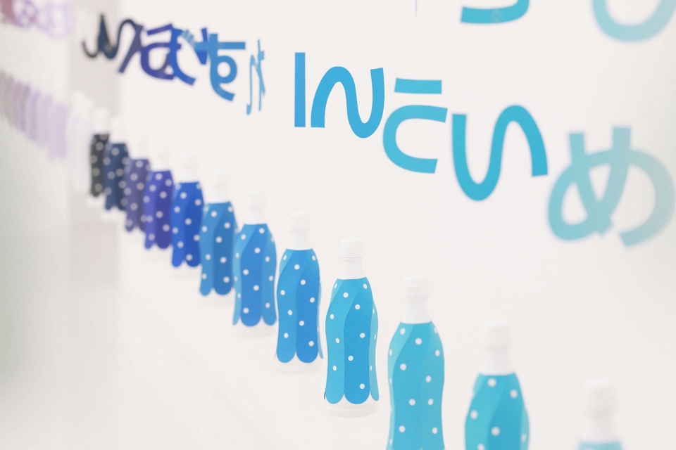 彩纸映衬下的“语言的世界”可尔必思 100 周年装置艺术展-41