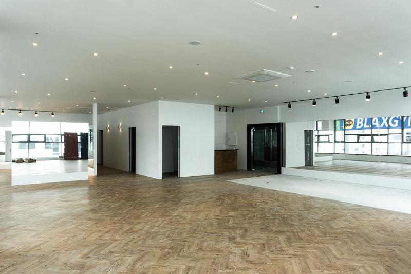 光影塑造的 60 平米个性商铺-3