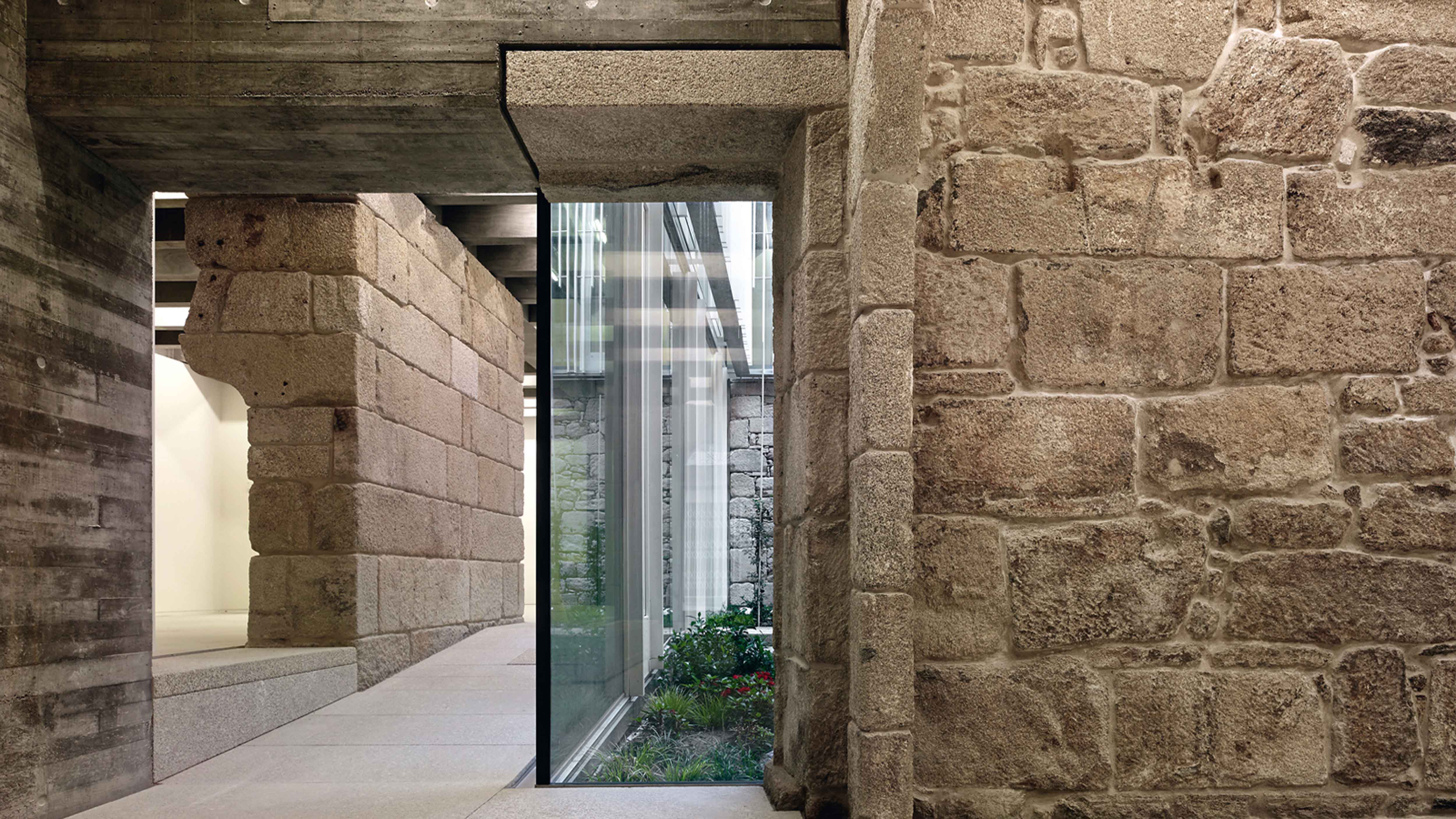 历史遗迹中的现代公共空间——西班牙比戈房产登记处新址-0