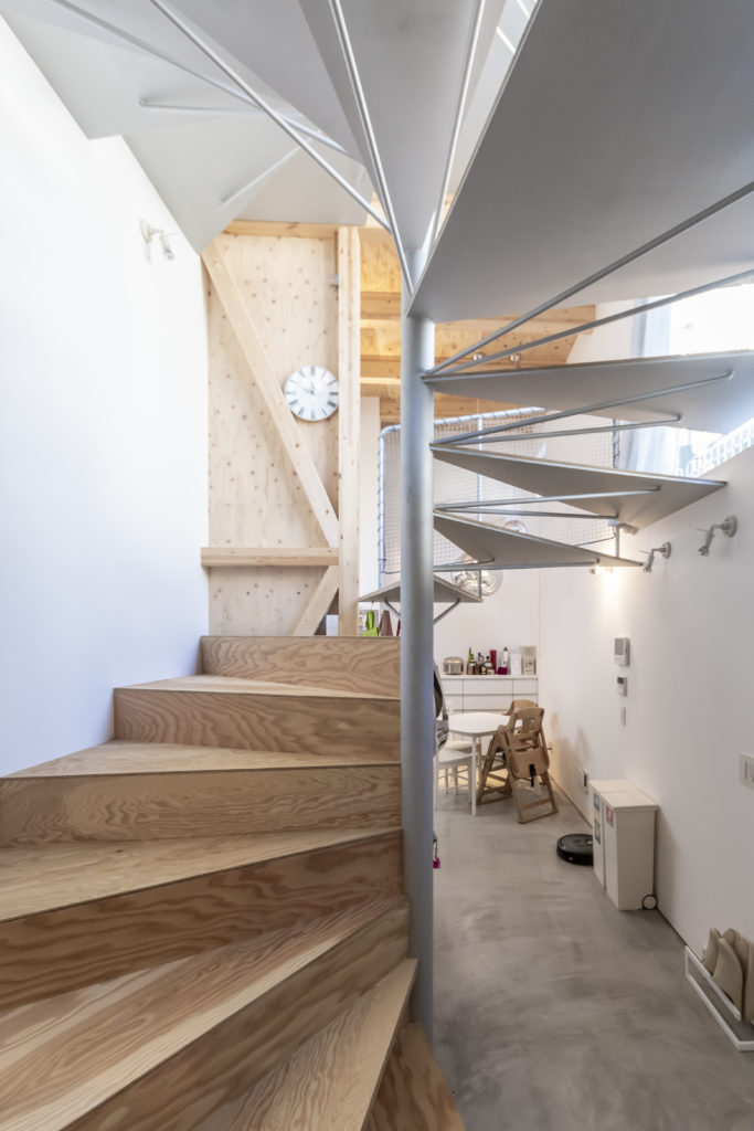 真ん中に螺旋階段のある家中庭のような階段を中心に明るく広く暮らす | Architecture | 100%LiFE-12