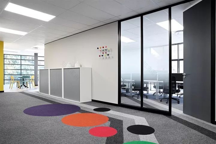 南非约翰内斯堡 Dynamic Technologies 办公室设计 | 活力四溢的多彩空间-12