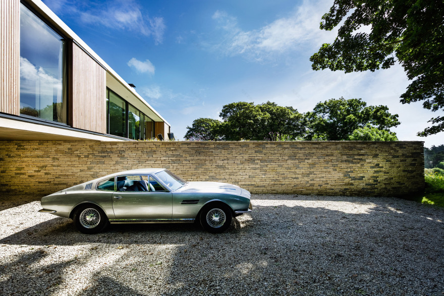 10 buildings that use classic cars to improve their image-25