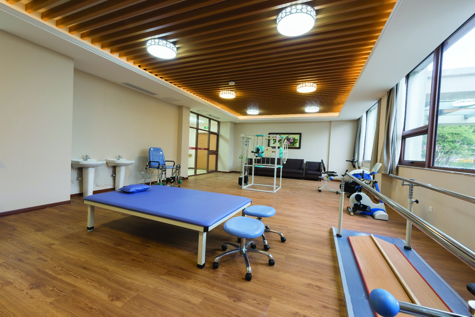 瑞芝康健养老公寓 | 安全舒适的新中式公共空间设计-7