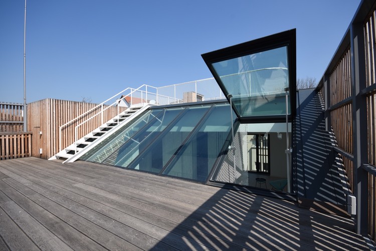 罗马尼亚四口之家垂直住宅，自然材料与光影共舞-23