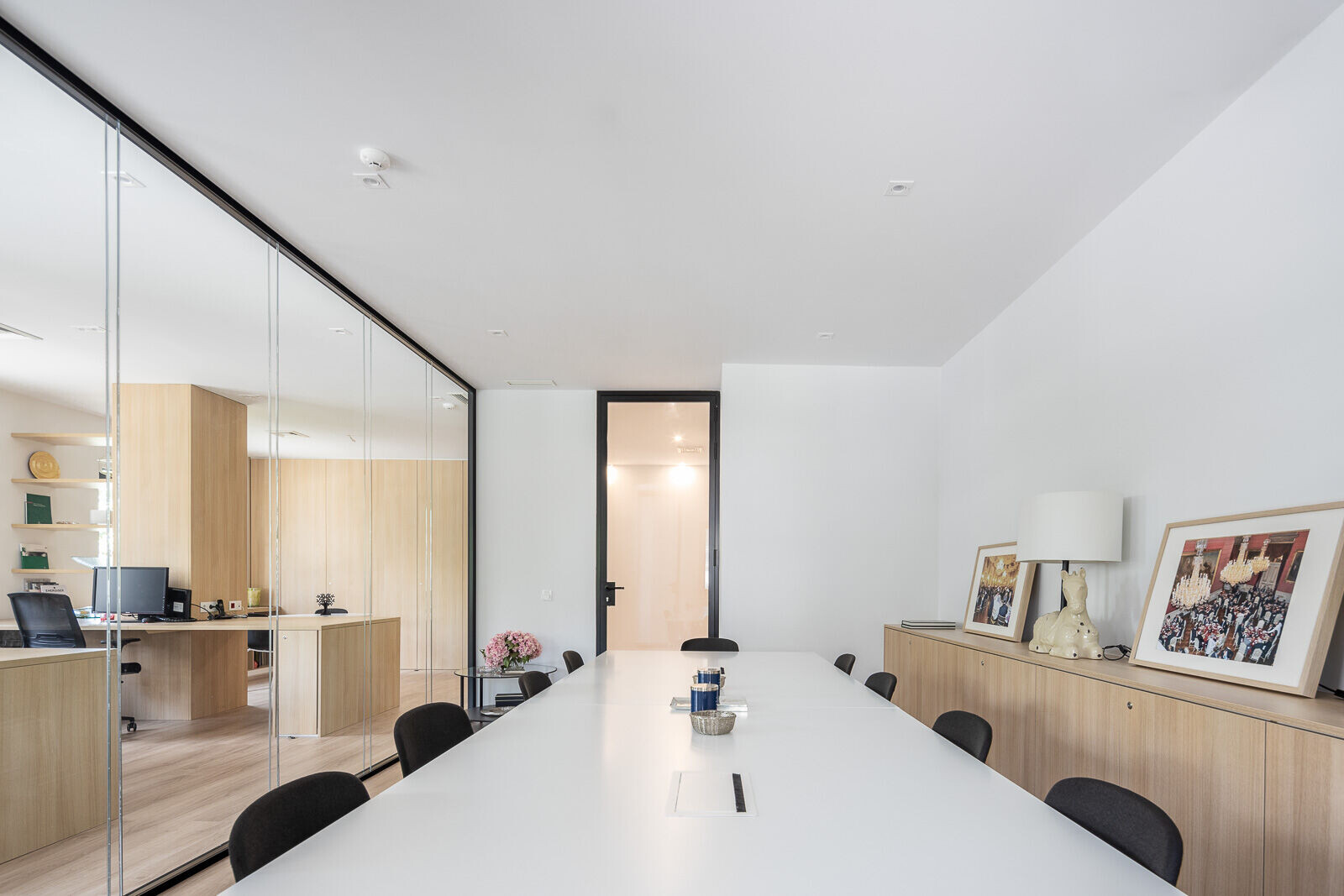 里斯本中心区的极简办公室设计-6