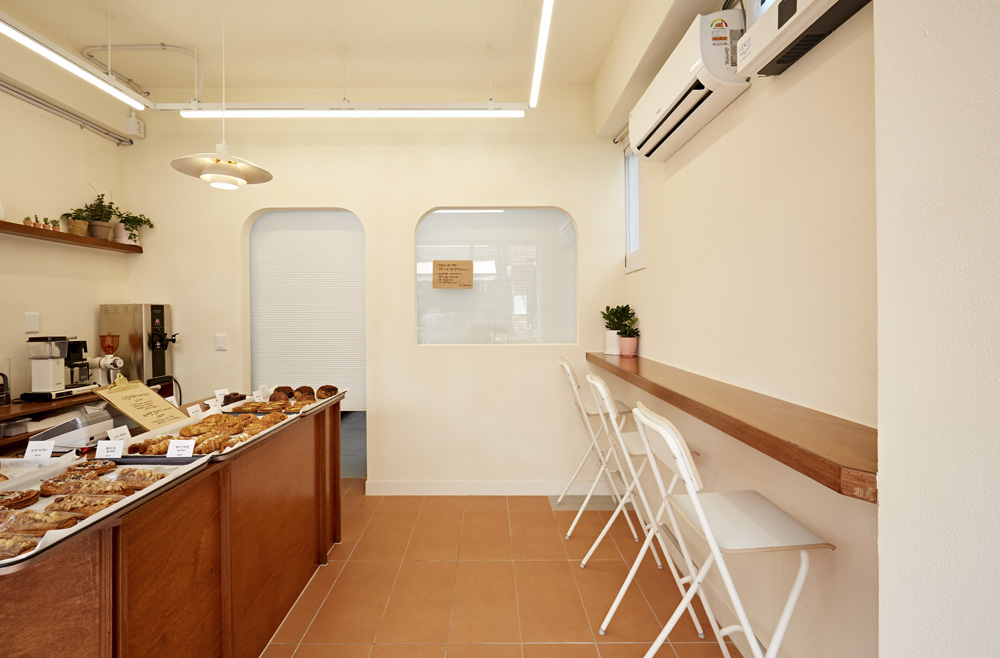 极简白色系 9 坪美式烘焙店-4