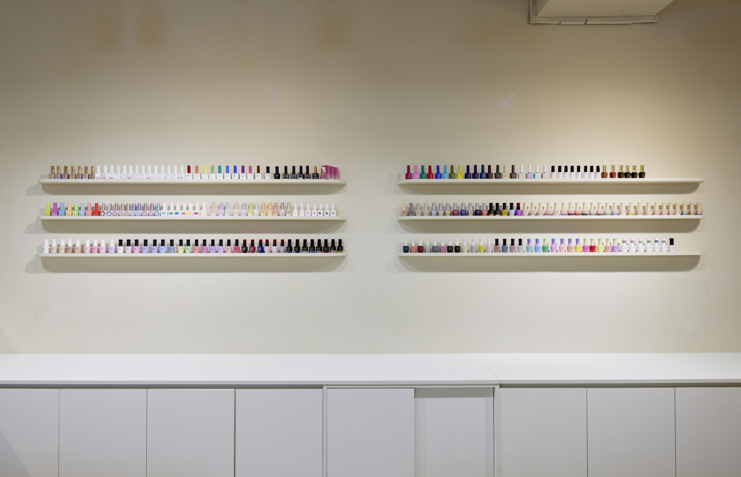 高级舒适的 24 小时美妆与美容沙龙设计-17