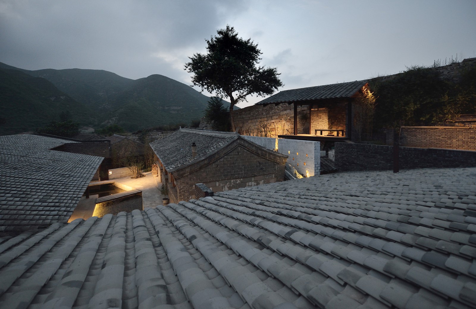 长城脚下“侧漏”的院落 | 巧妙应对用地难题-22