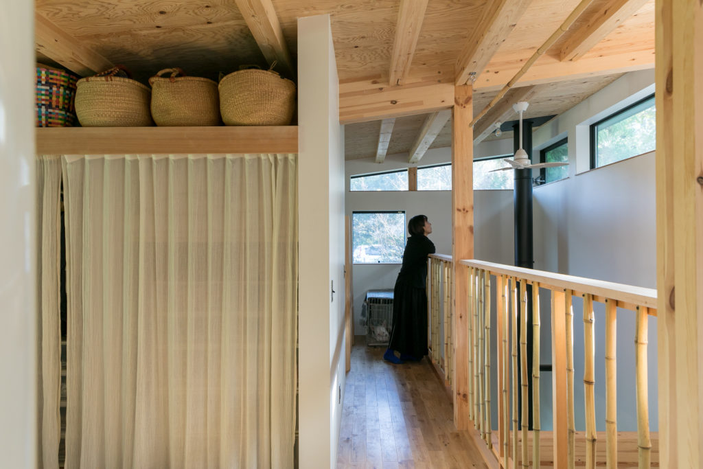 鎌倉の景観に溶け込む緑の中に静かに佇む和を再構築した黒い箱 | Architecture | 100%LiFE-17