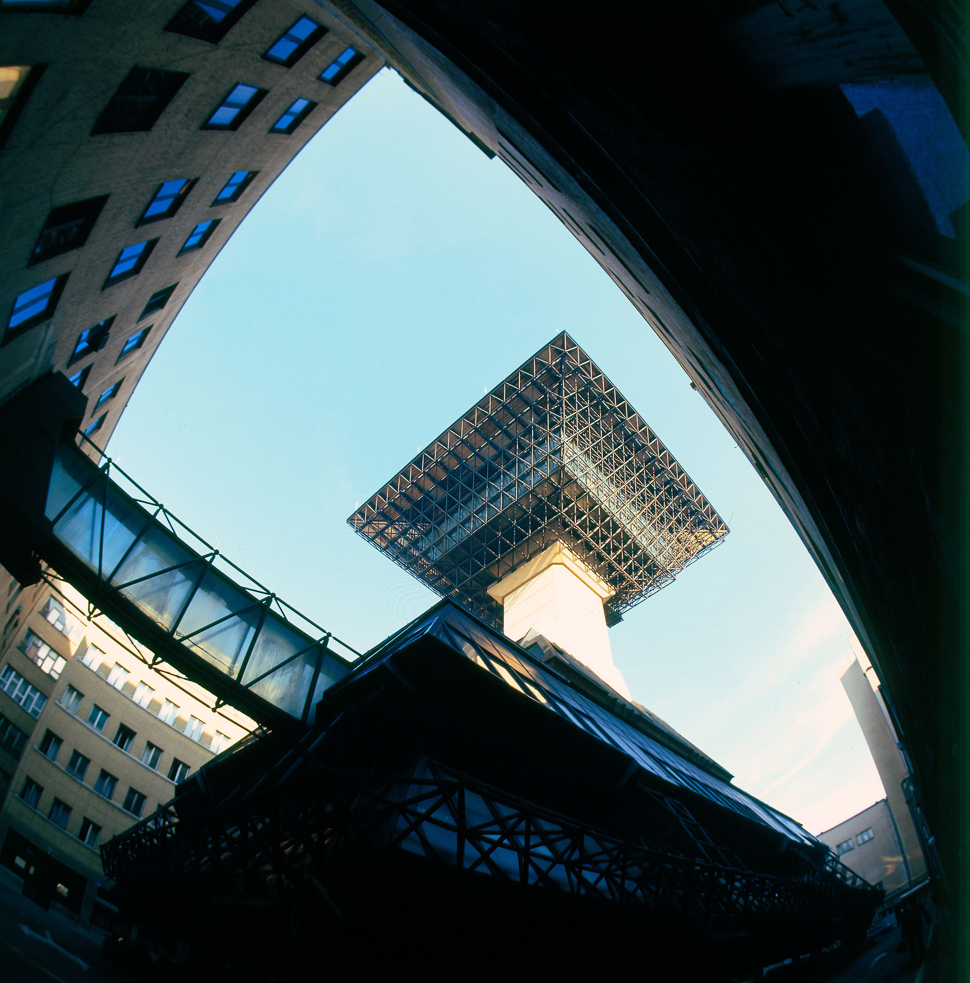 未来主义警局 | 科技与美学的完美结合-4