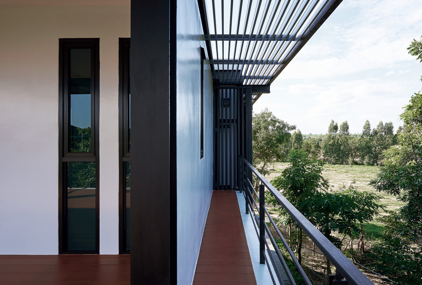 泰国田园风光中的现代钢结构之家-50