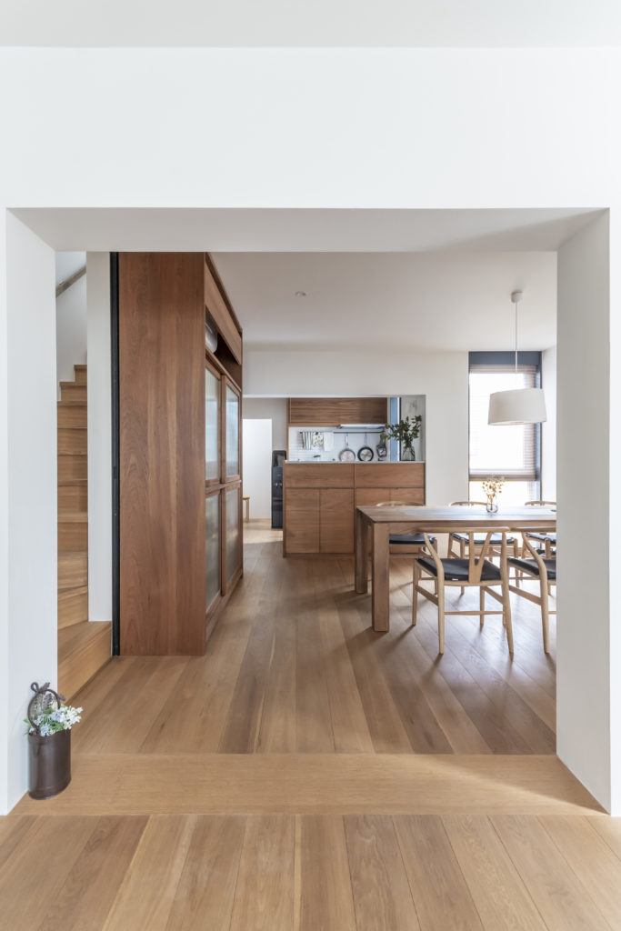 シックで落ち着きのある住空間建築と自然の力で生きる力が高まる | Style of Life | 100%LiFE-3