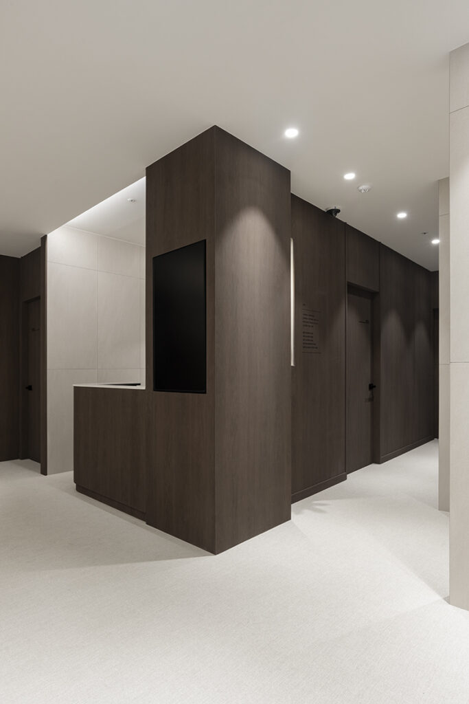 高级皮肤管理中心 | 白色与木质的优雅融合-3