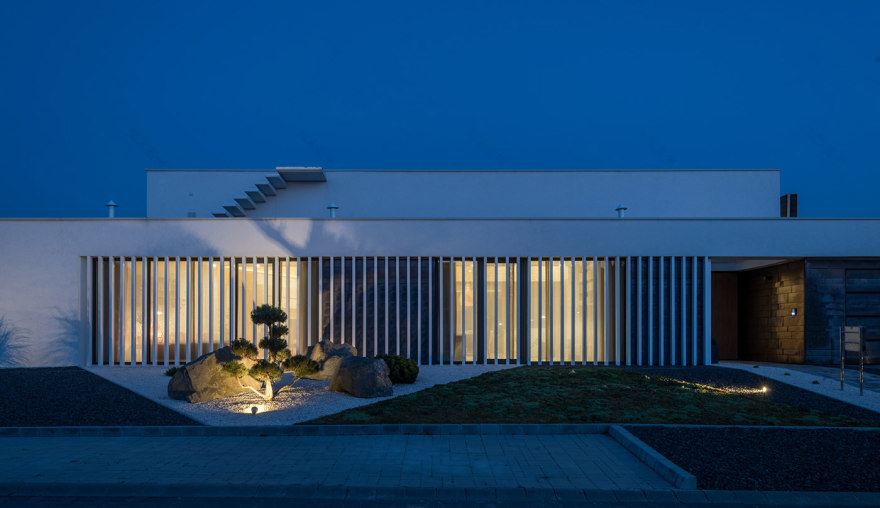 湖畔别墅 | 绿色大地与光影的和谐交响-19