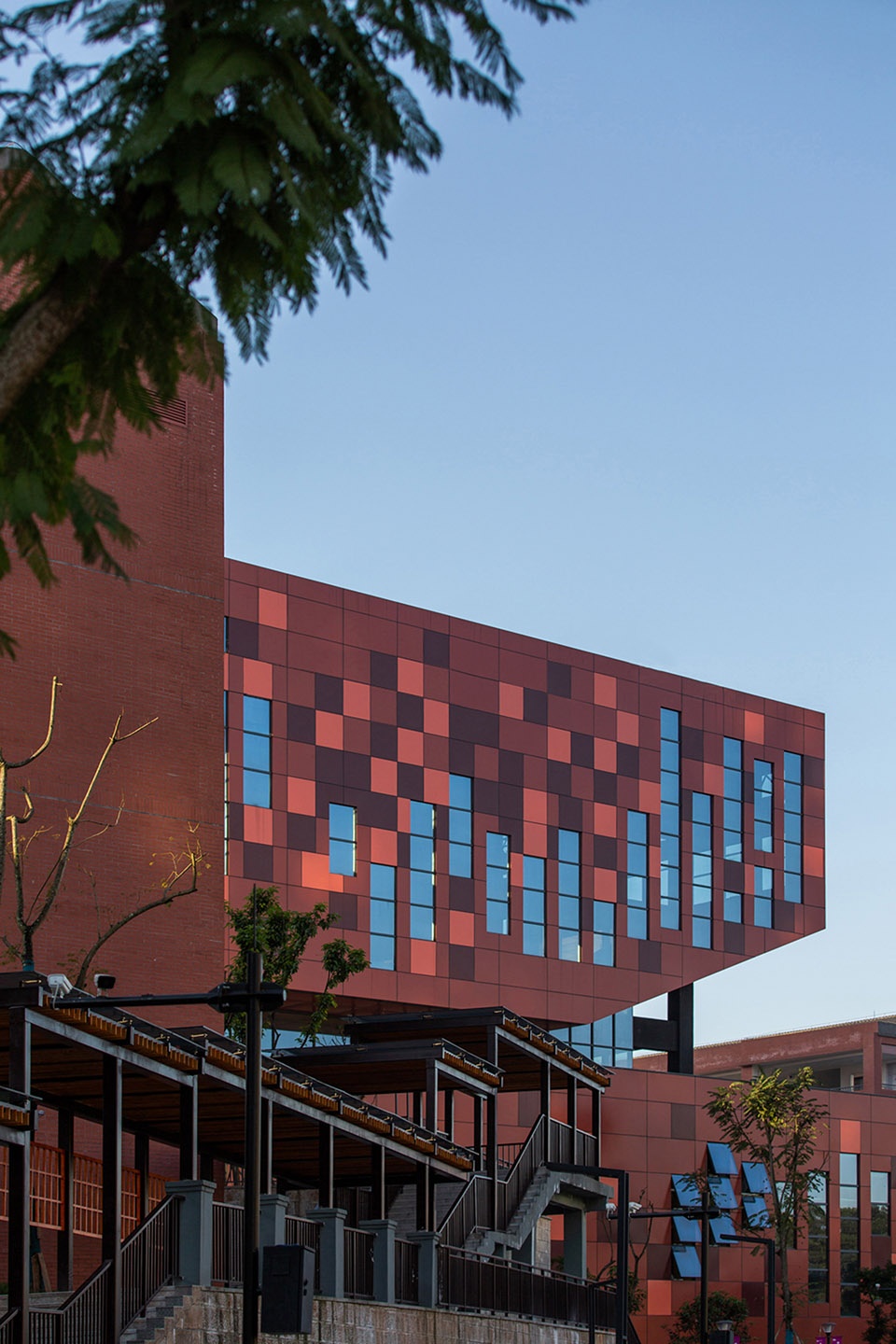 重庆石子山中小学综合体 | 螺旋上升的雕塑感设计-39