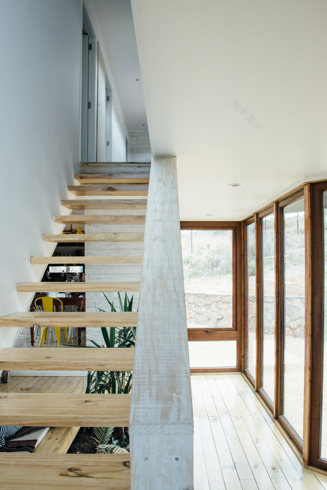 智利洛斯莫尔斯海滩木质别墅融入山脉景观-47