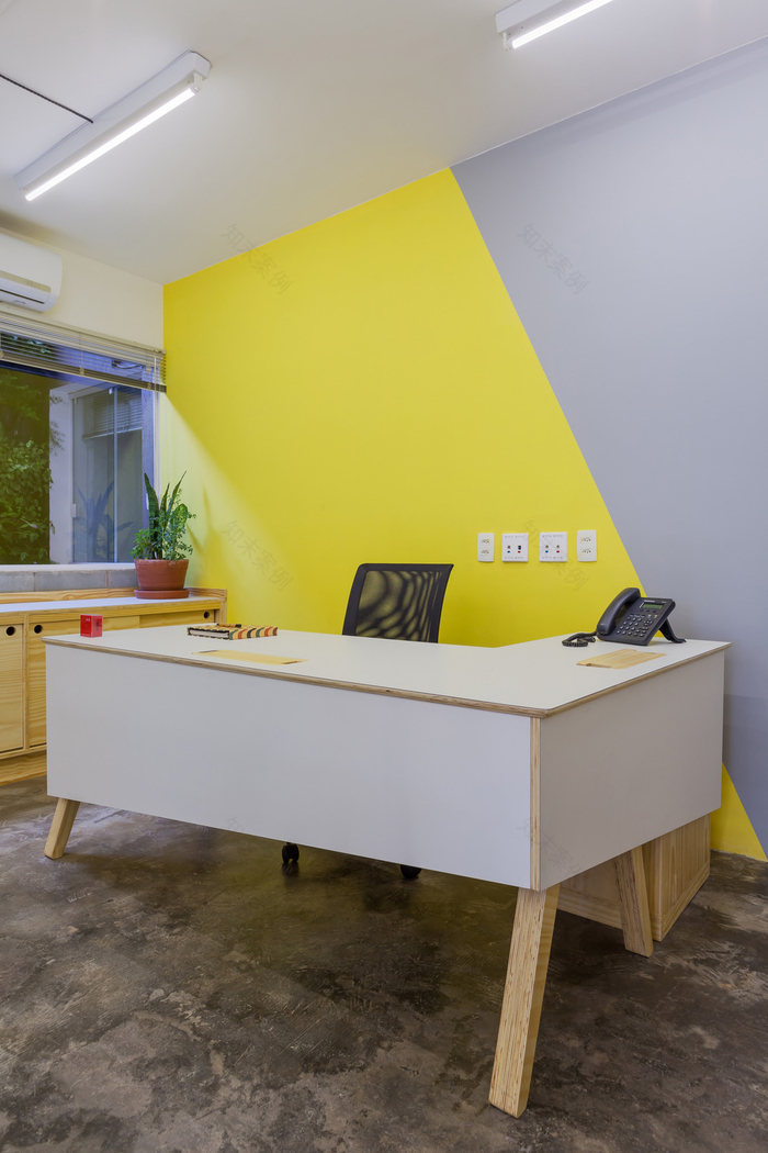 这间水泥办公小楼有个小花园-6