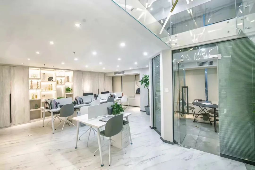 武汉科技感办公室设计 | 楼梯与前台交相辉映-0