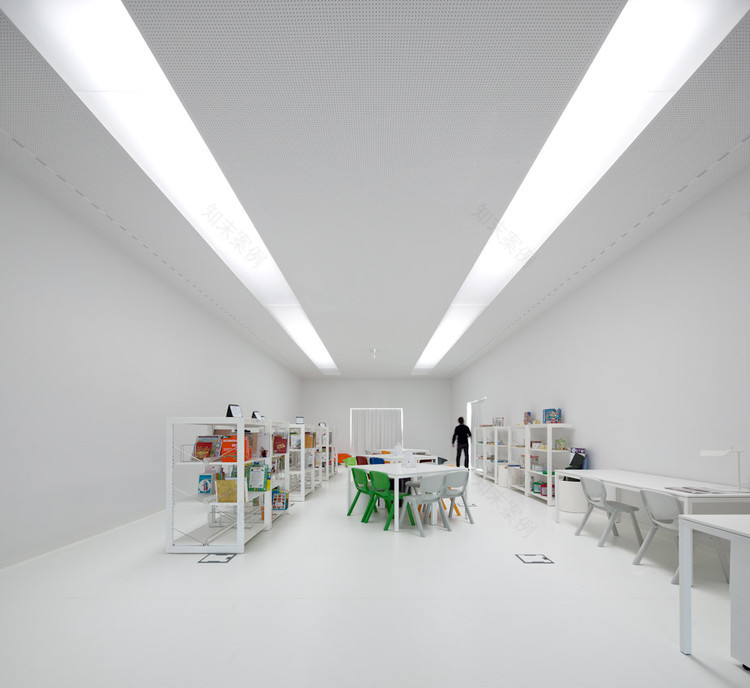 Aires Mateus 打造独特校园空间-12