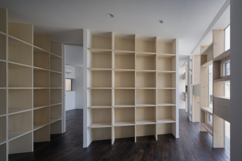 棚屋；棚式房屋（注：shelf house不是常见组合，shelf常见义是架子，但这里结合语境推测可能是类似棚屋这种简易房屋，shelf可能取其有遮蔽功能类似架子结构之意 ，不过这只是较合理的推测翻译） 丨開建築設計事務所-5