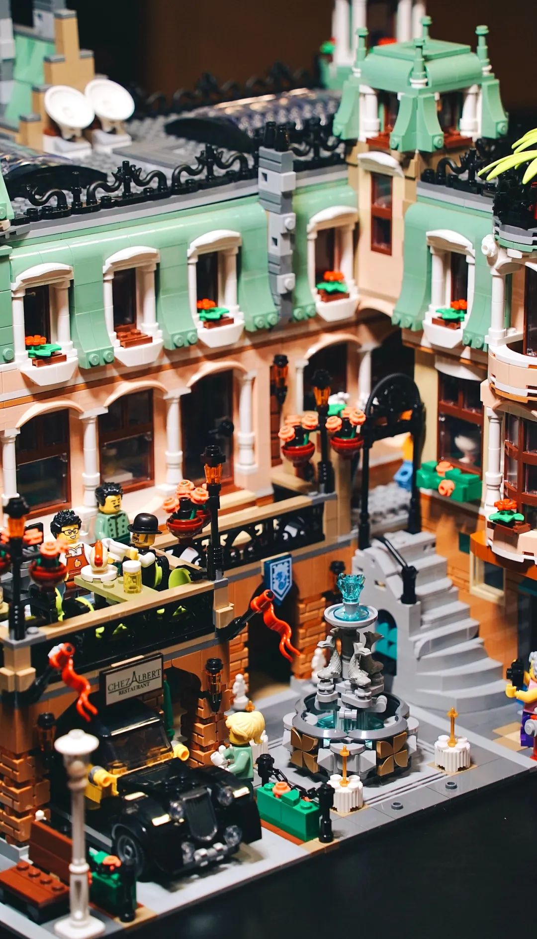 【精彩MOC欣赏】三套乐高街景10297组成的超级转角精品酒店——《皇家花园酒店》-100