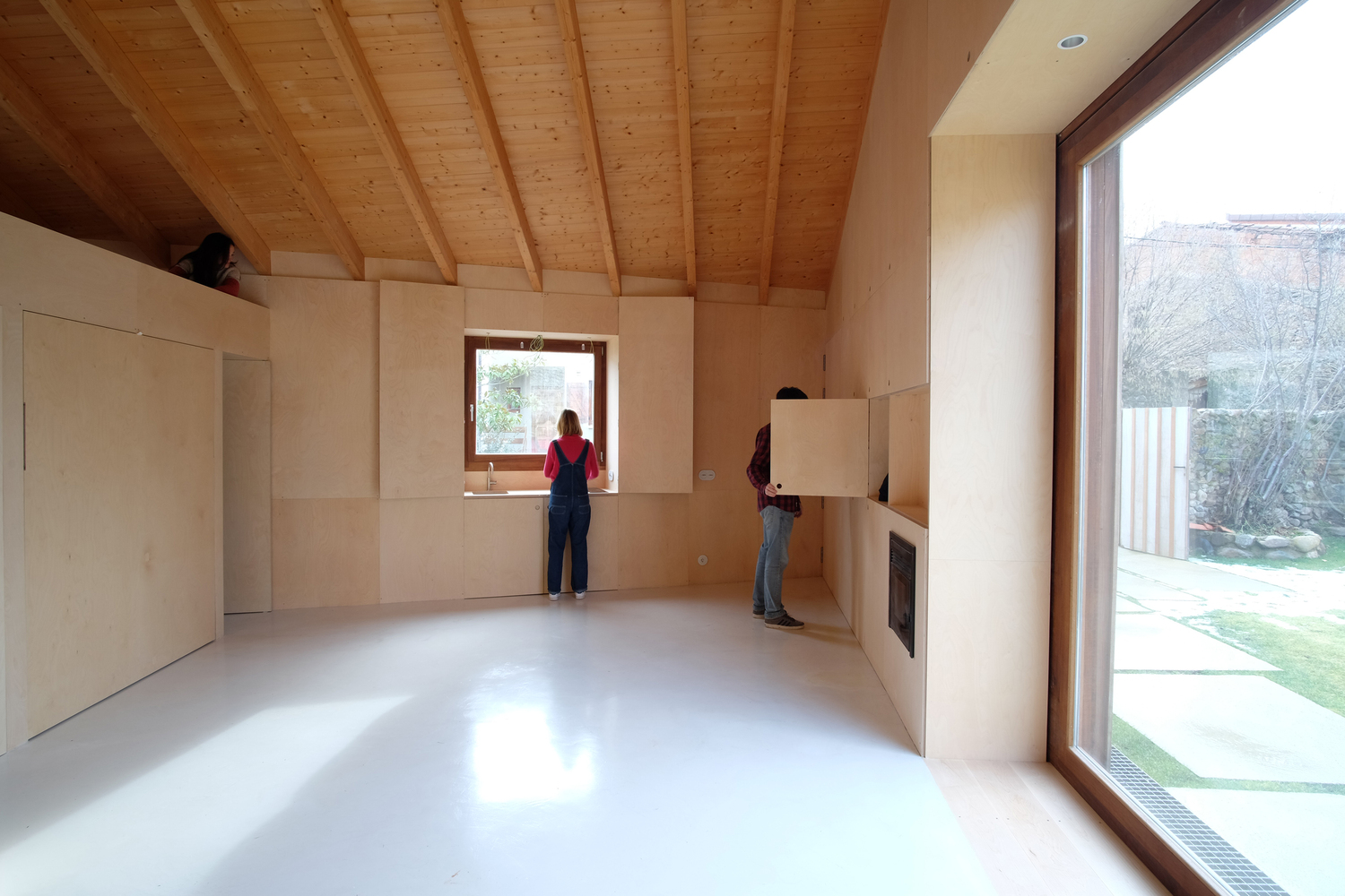 石墙下的现代宜居空间丨西班牙丨MAAV-16