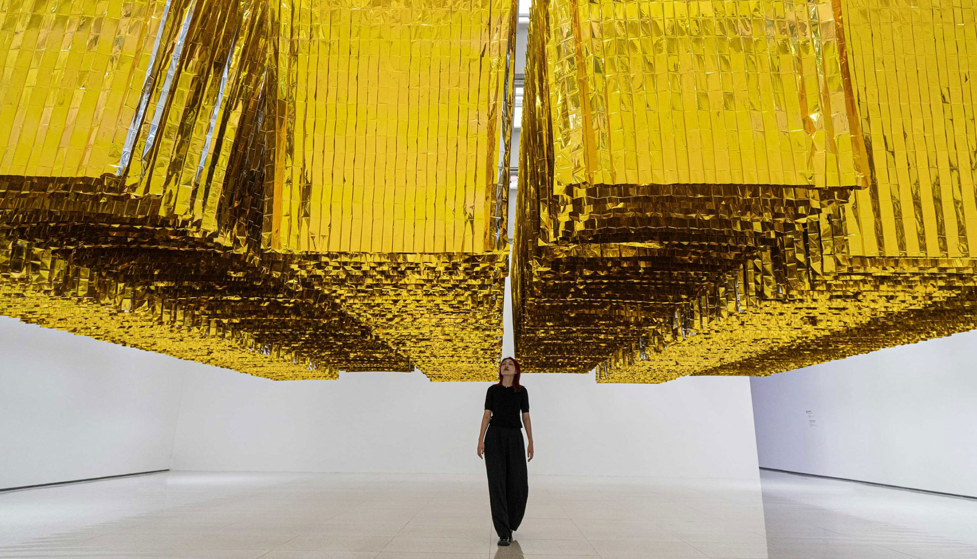 Золотые аварийные одеяла в инсталляции: уникальные художественные шедевры-0