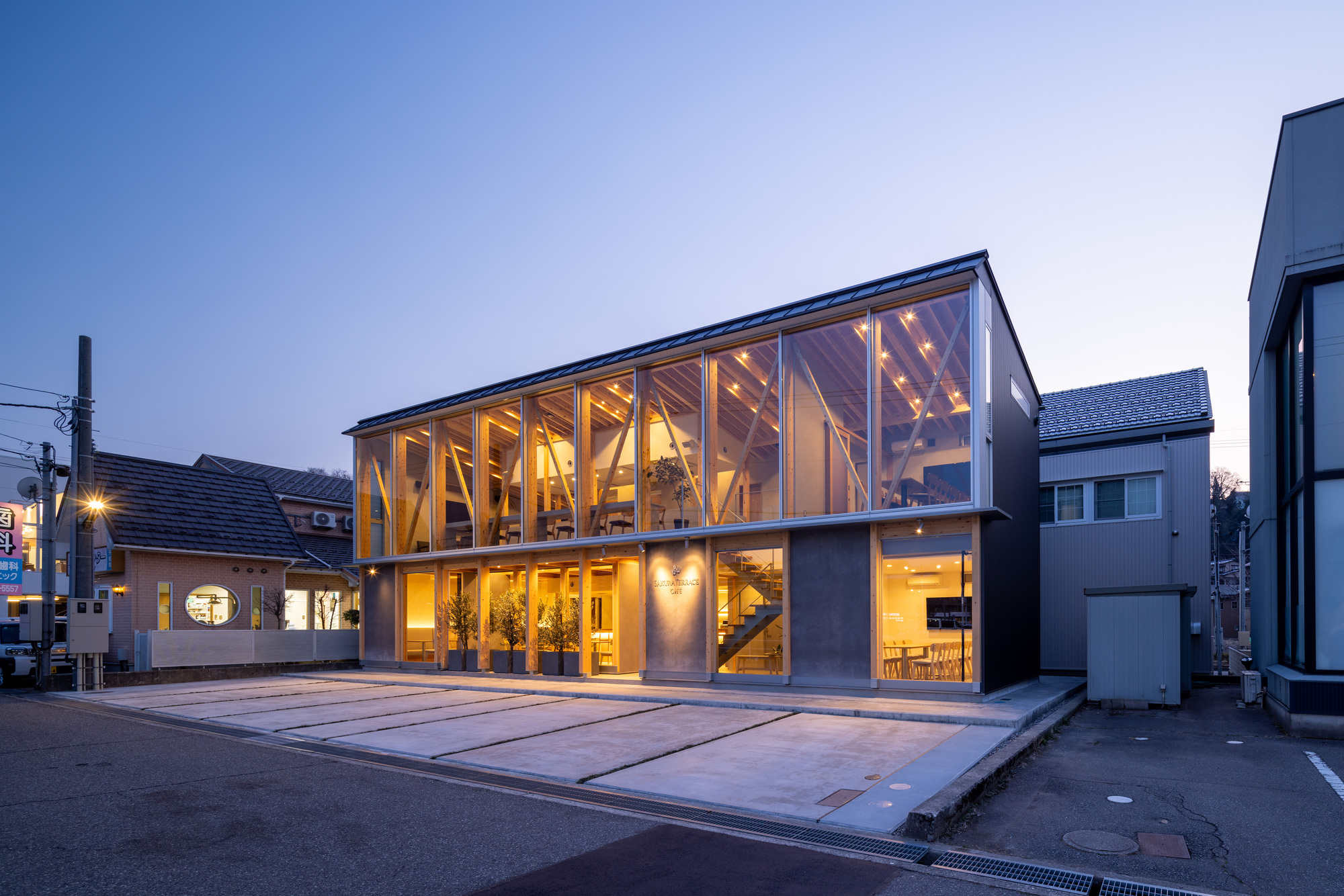 Café with a Large Tree in the Middle of Town  / Kazuto Nishi Architects + toitdesign-34