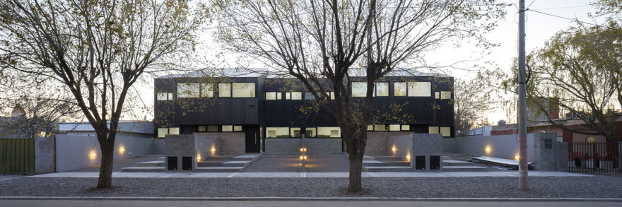 阿根廷城市广场上的黑色钢构住宅群-48