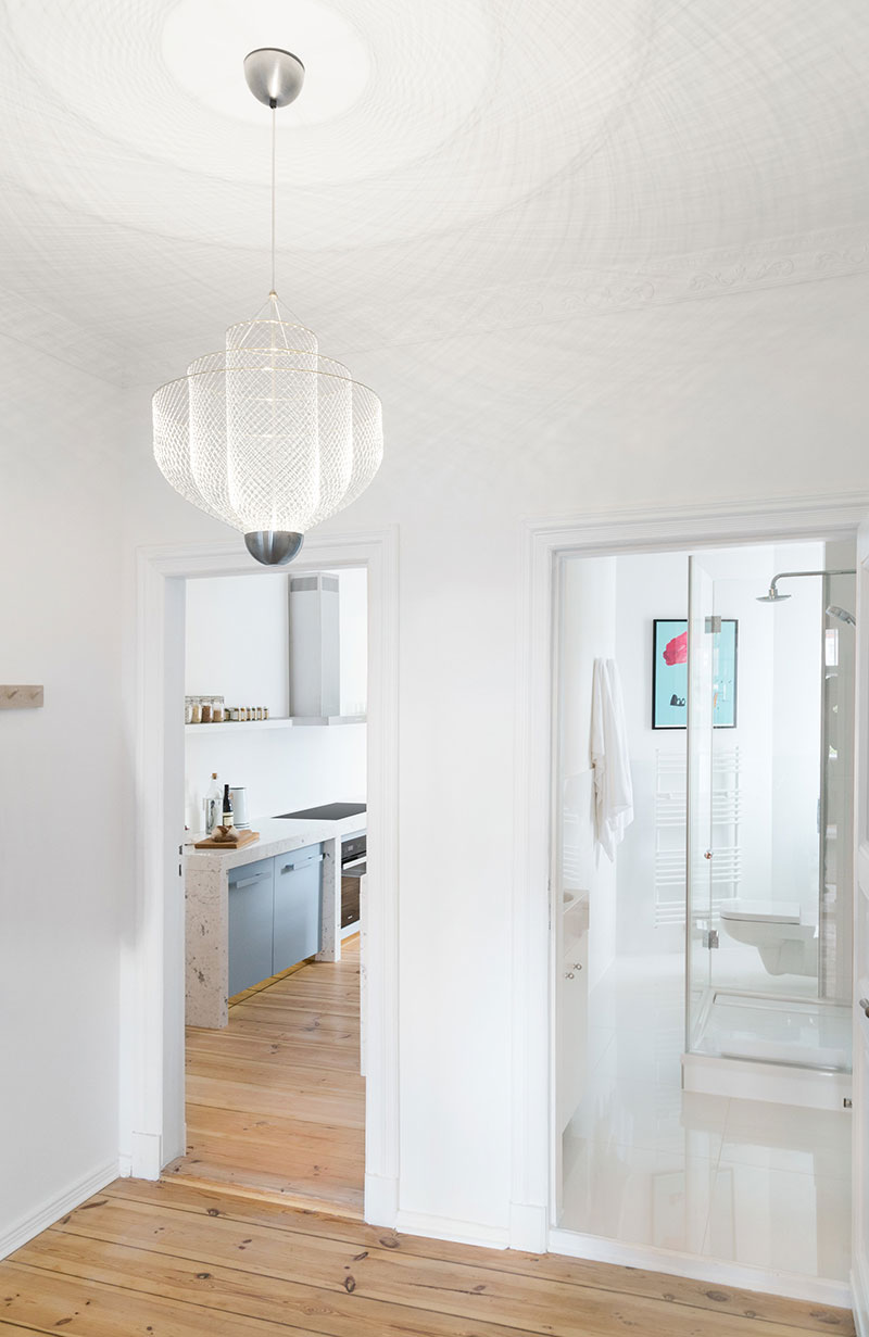 柏林老建筑中的现代白色公寓-13