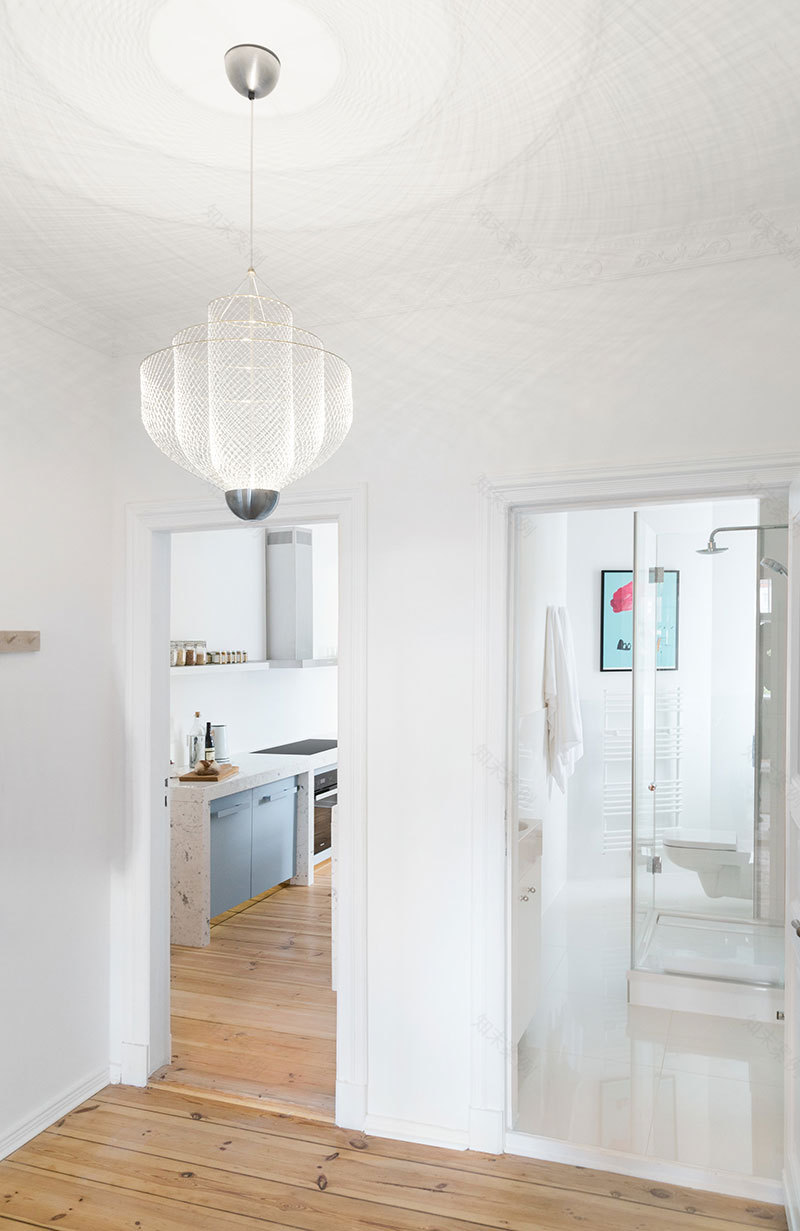 柏林老建筑中的现代白色公寓-13