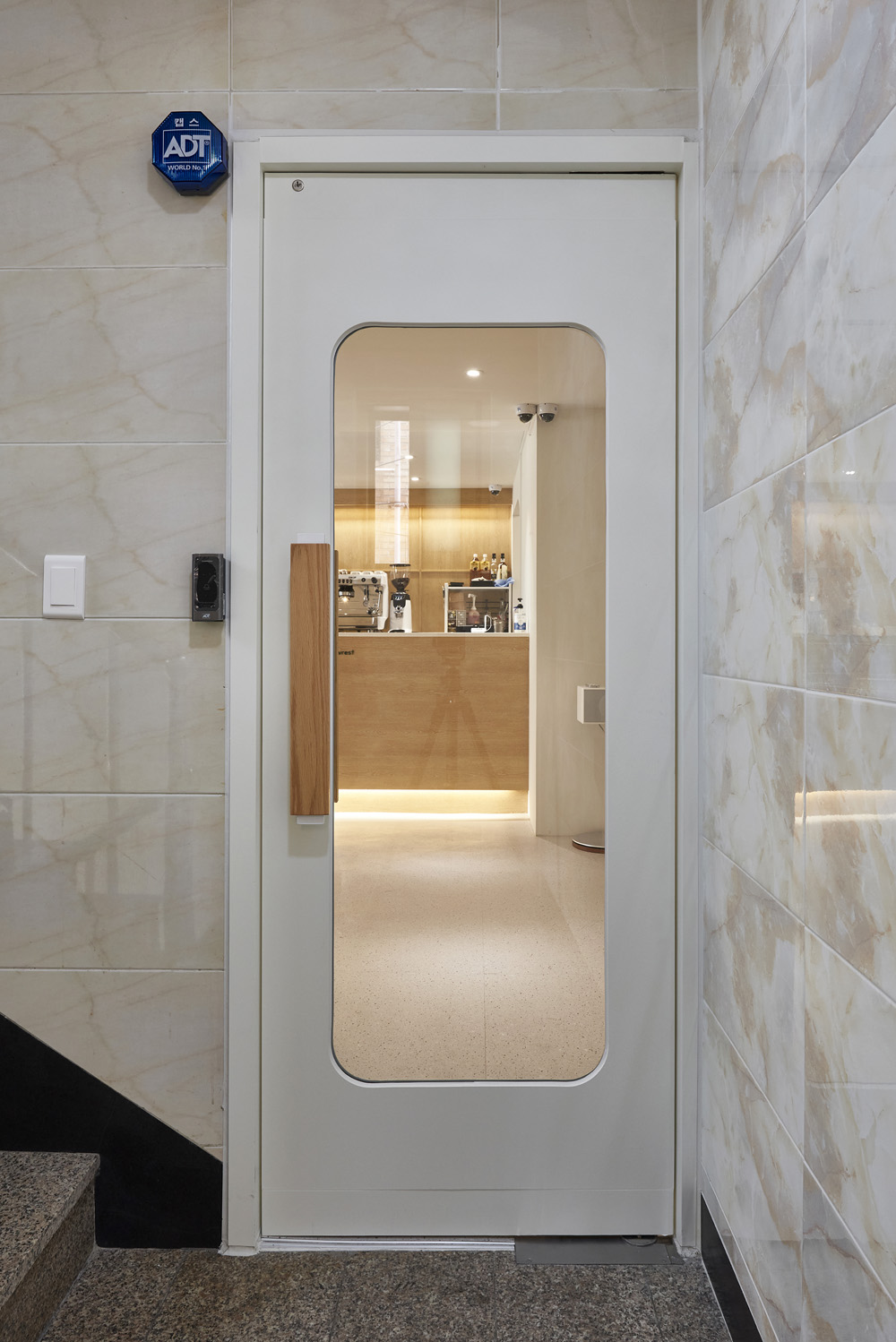 "白色&木质，现代设计的 30 平米咖啡厅"-19