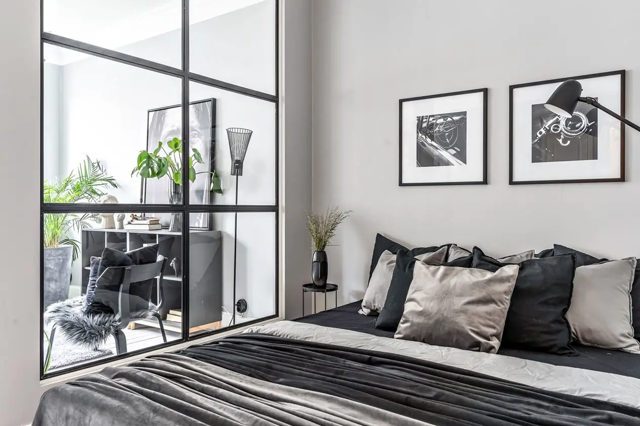 瑞典城市大型工作室公寓的完美改造-7