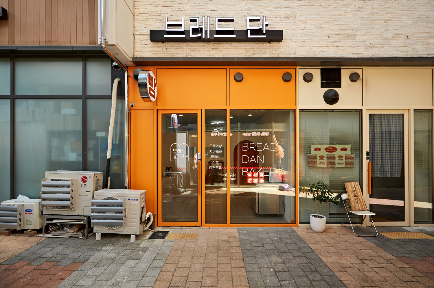 白色与木质，12 平小空间变身温馨面包店-2