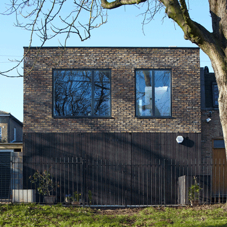 伦敦保护区内的现代砖木住宅-4