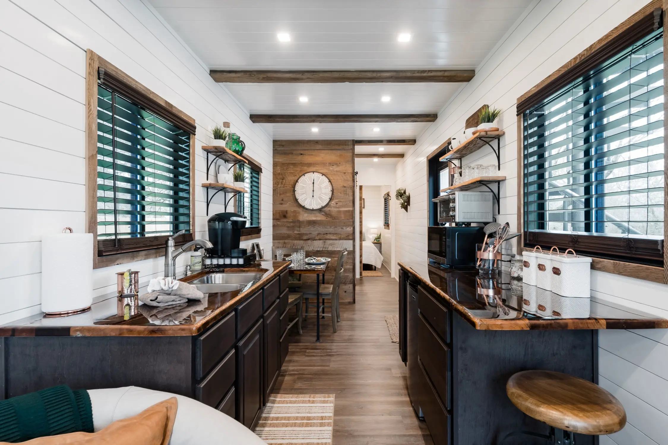 42m2 集装箱度假屋 | 现代设计与百年木料的完美融合-6