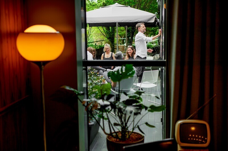 创意办公室设计  带公园景观的设计师工作室彩色展厅丨克罗地亚萨格勒布丨Brigada（克罗地亚知名室内设计公司）-40