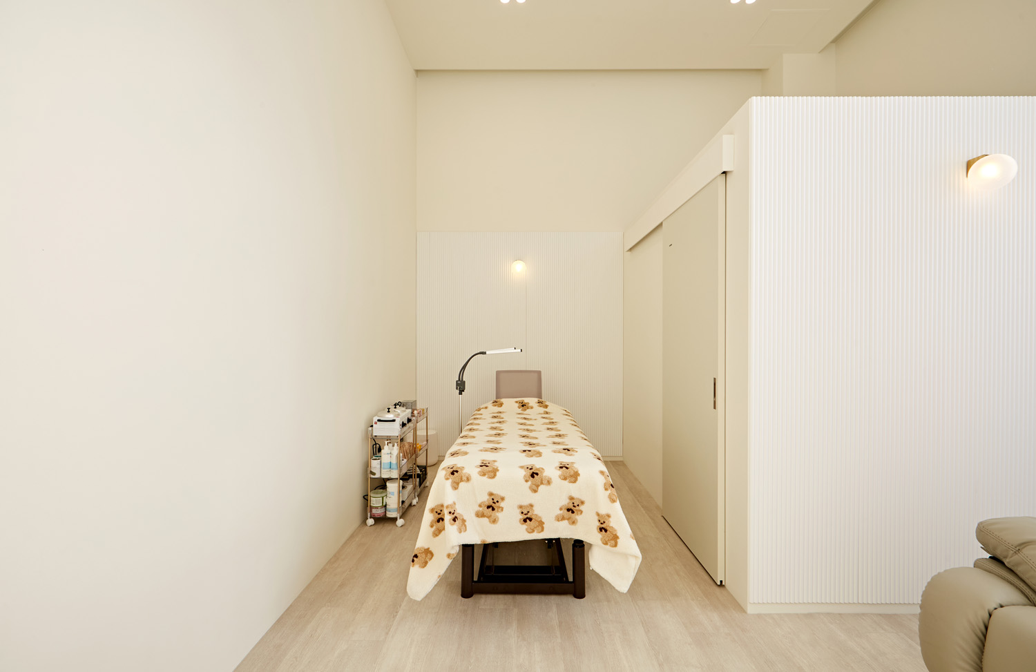 白色调的 11 层视听室，极简设计的完美呈现-9