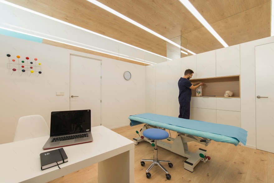 西班牙 Aitor Mira 诊所 | 自然光与木质调的舒适疗法空间-14