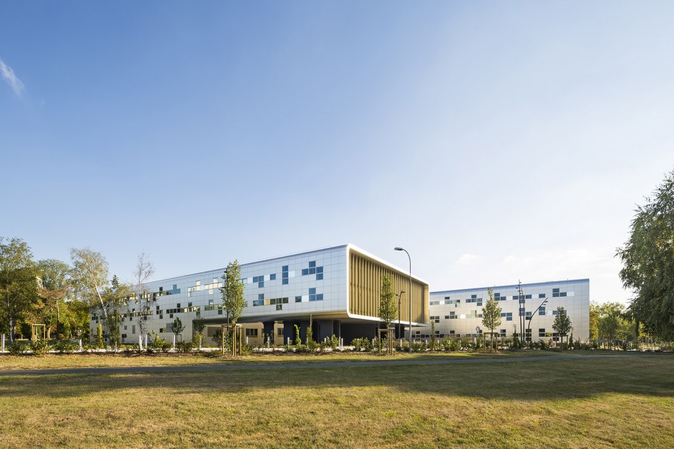 普瓦提埃大学中心医院行政中心 · 现代简约设计-1