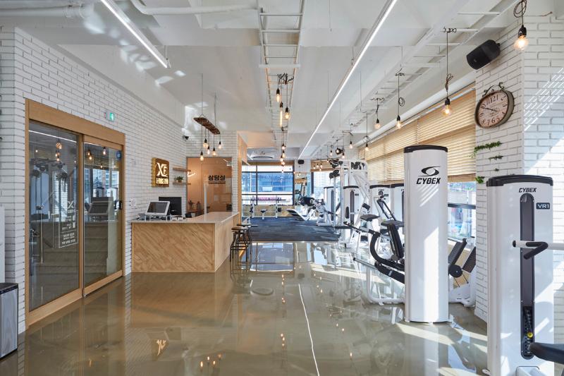 现代明亮 60 平健身中心，专业与时尚的完美融合-2