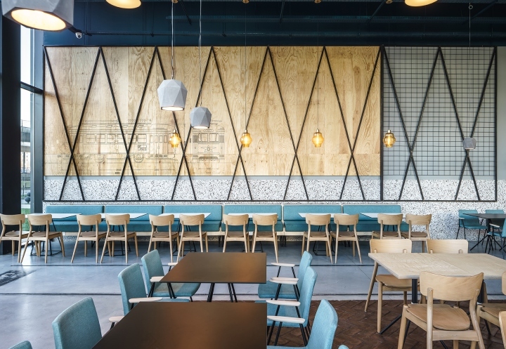 Bucharest 电车餐厅 · Yellow Office 的工业风设计-25