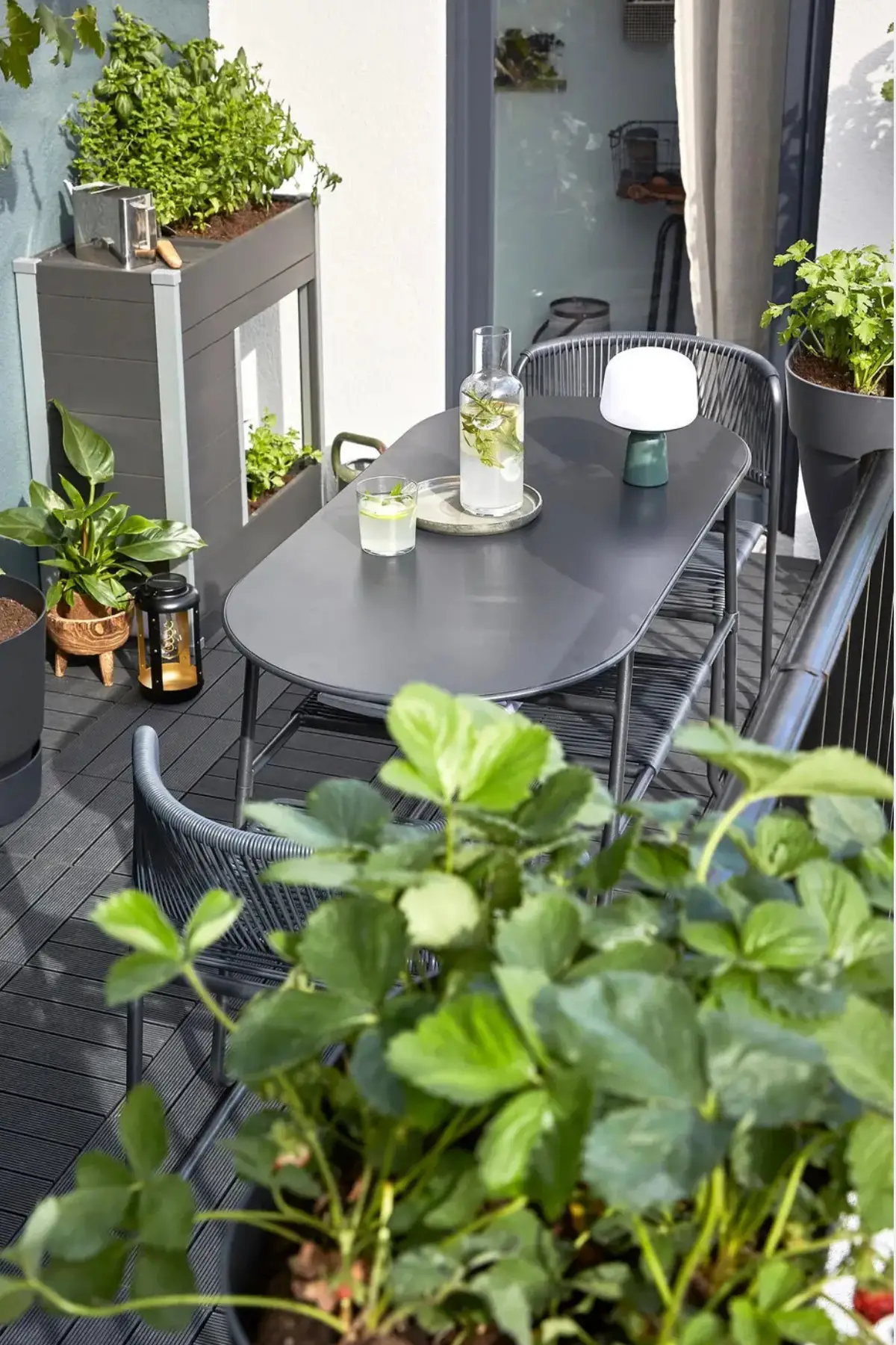 “灰调城市阳台 | 绿意盎然的种植空间”-2