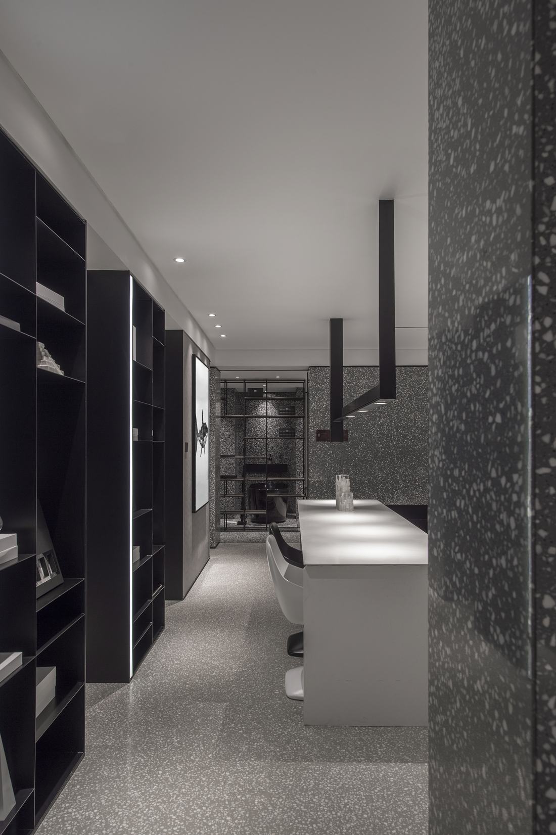 140平米爆改为一室，宠物鲨鱼的黑白世界极简至极-8