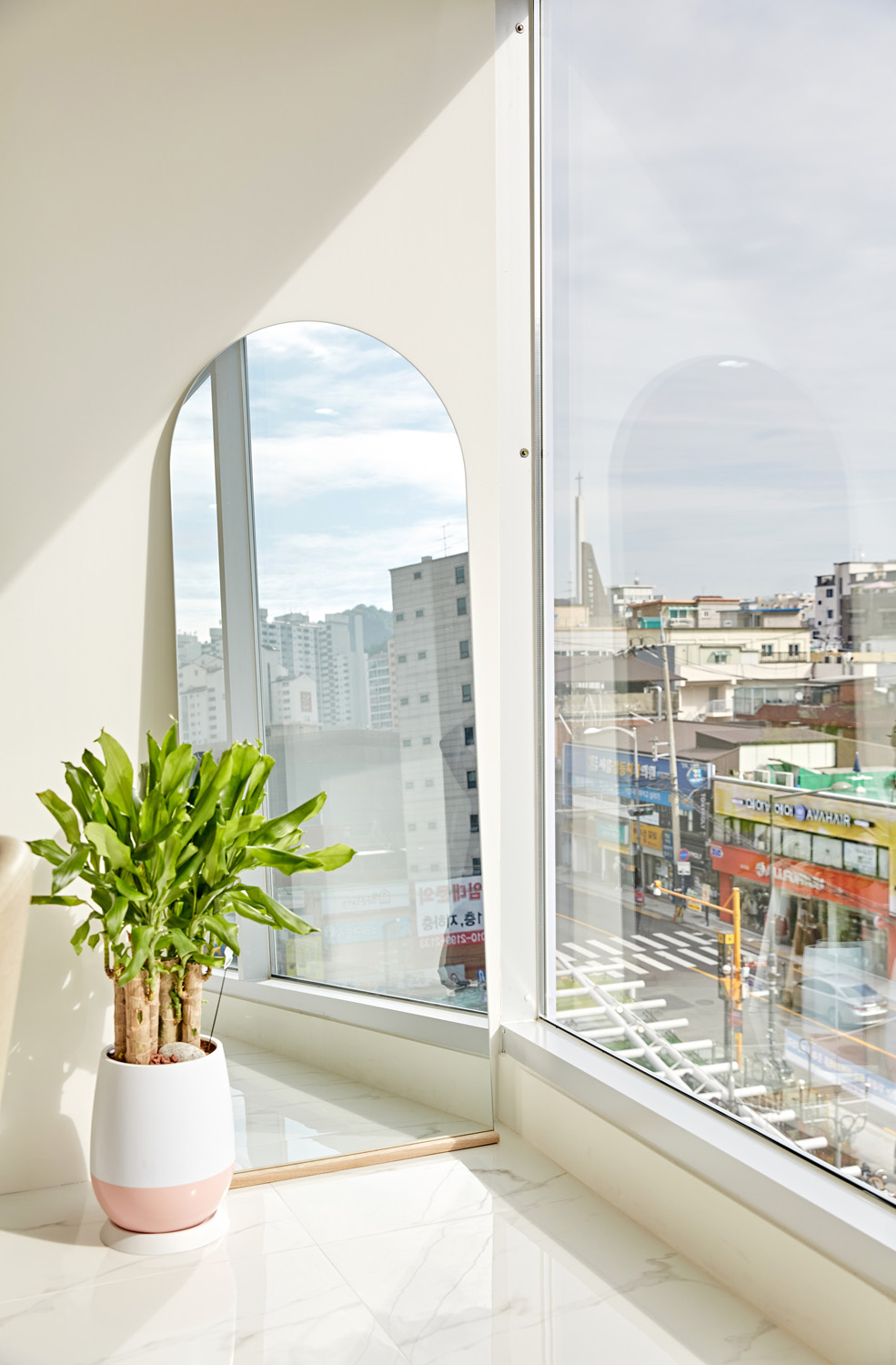 现代时尚的白色&木纹美妆店设计-11