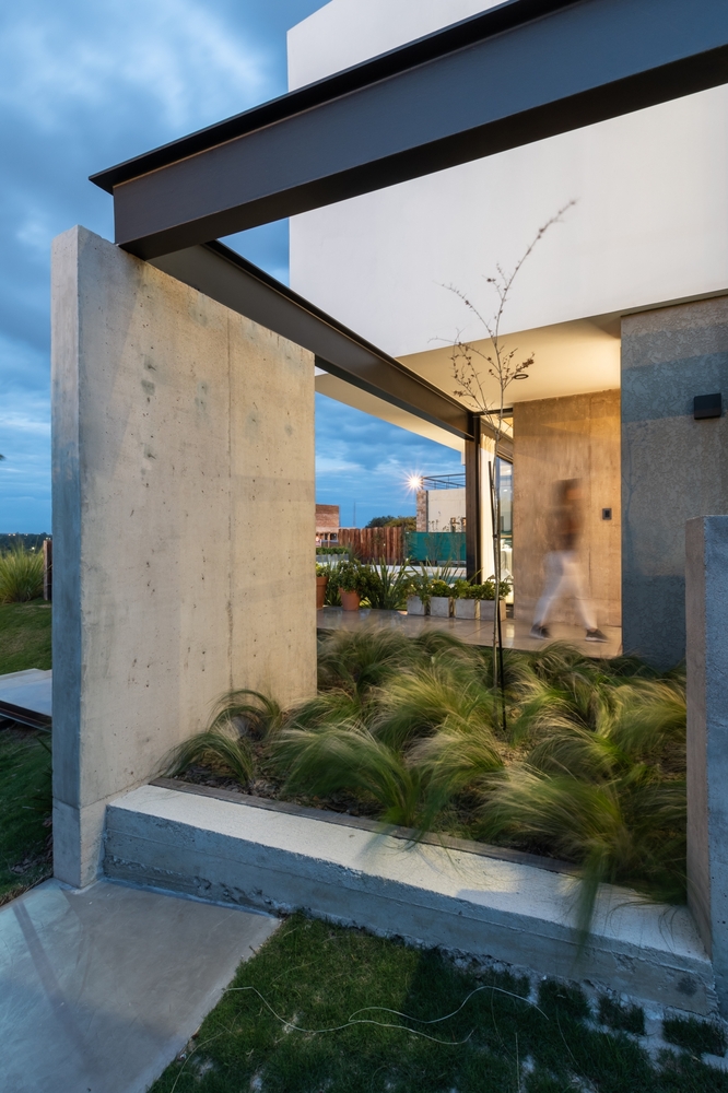 Concrete, cubic Cientocinco House create by JAMStudio arquitectos   Ivanna Cresta with a stunning blend of modernist looking and natural materials 混凝土，立方体的Cientocinco屋，由JAMstudio ArquArchtos伊万娜·克雷斯塔创造，融合了现代派的外观和天然的材料，令人叹为观止。-14