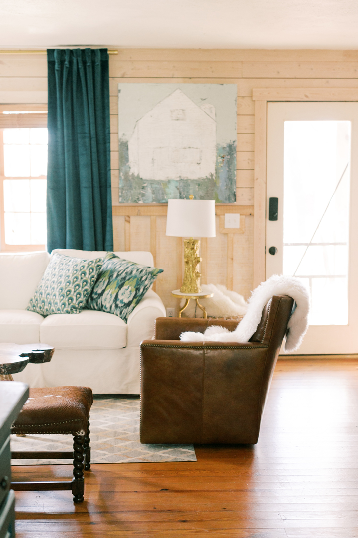 Stunning turquoise home called Acorn Falls Cottage built in the mountains by Ballard Design 由BallardDesign在山上建造的青绿色房子叫AcornFalls小屋。-27