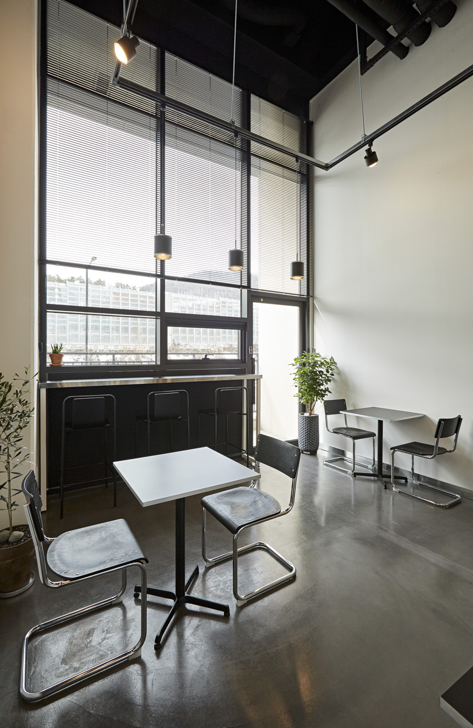 极简风 11 坪咖啡店，打造舒适空间-11