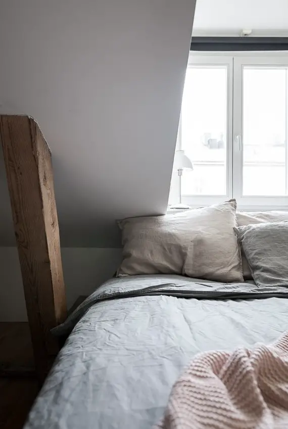 钢质楼梯与黑白墙纸 | 30m²复式公寓的时尚设计-13