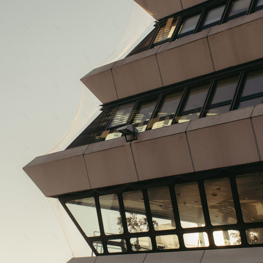 2021 年最佳建筑摄影项目 | 从马德里野兽派建筑到美信号棕榈树伪装塔-32